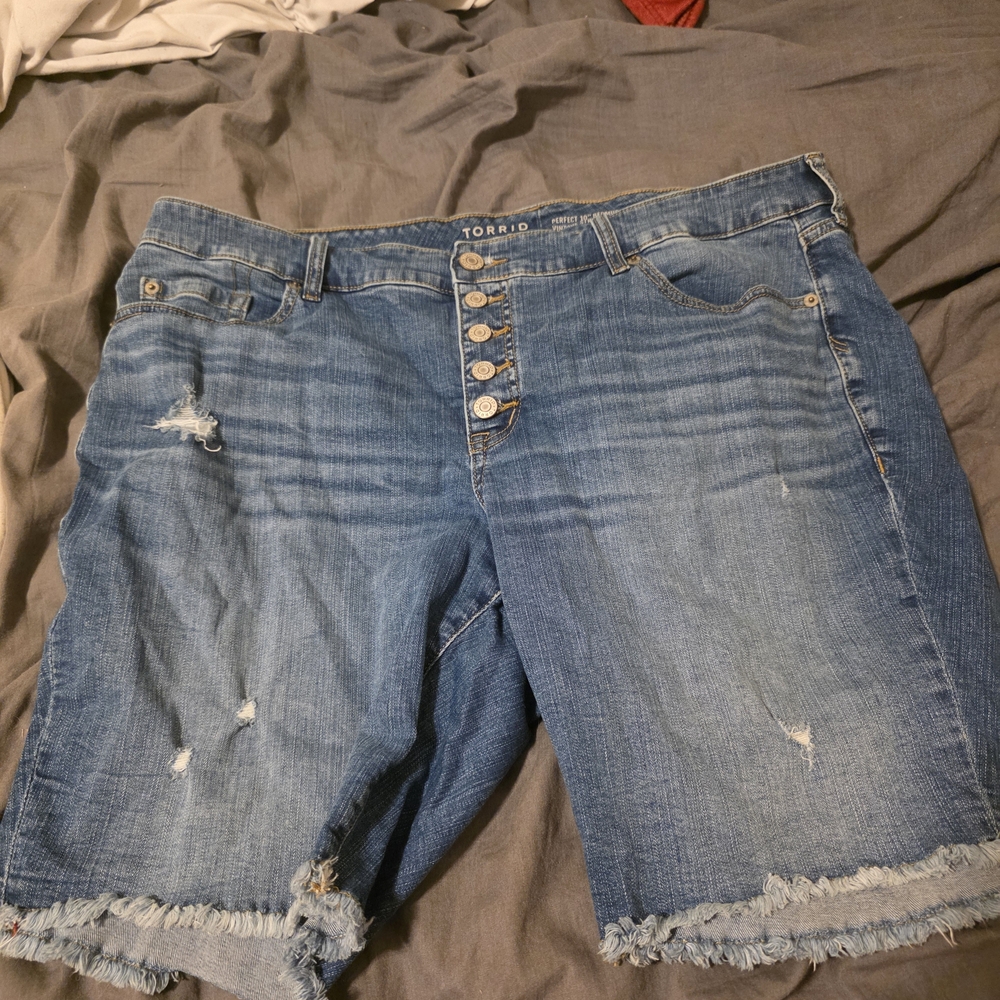 ******* SOLD SOLD DONT BUY *********** SOLD Torrid Distressed Blue Jean Shorts